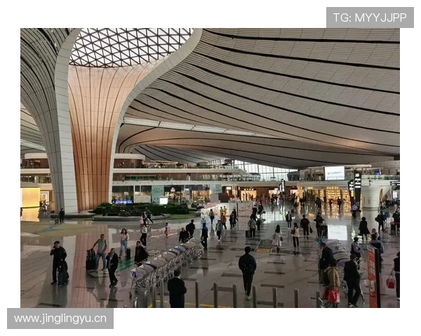 山口茜球场上拼到浑身是汗，下一张图直接拎着名牌坐机场贵宾室